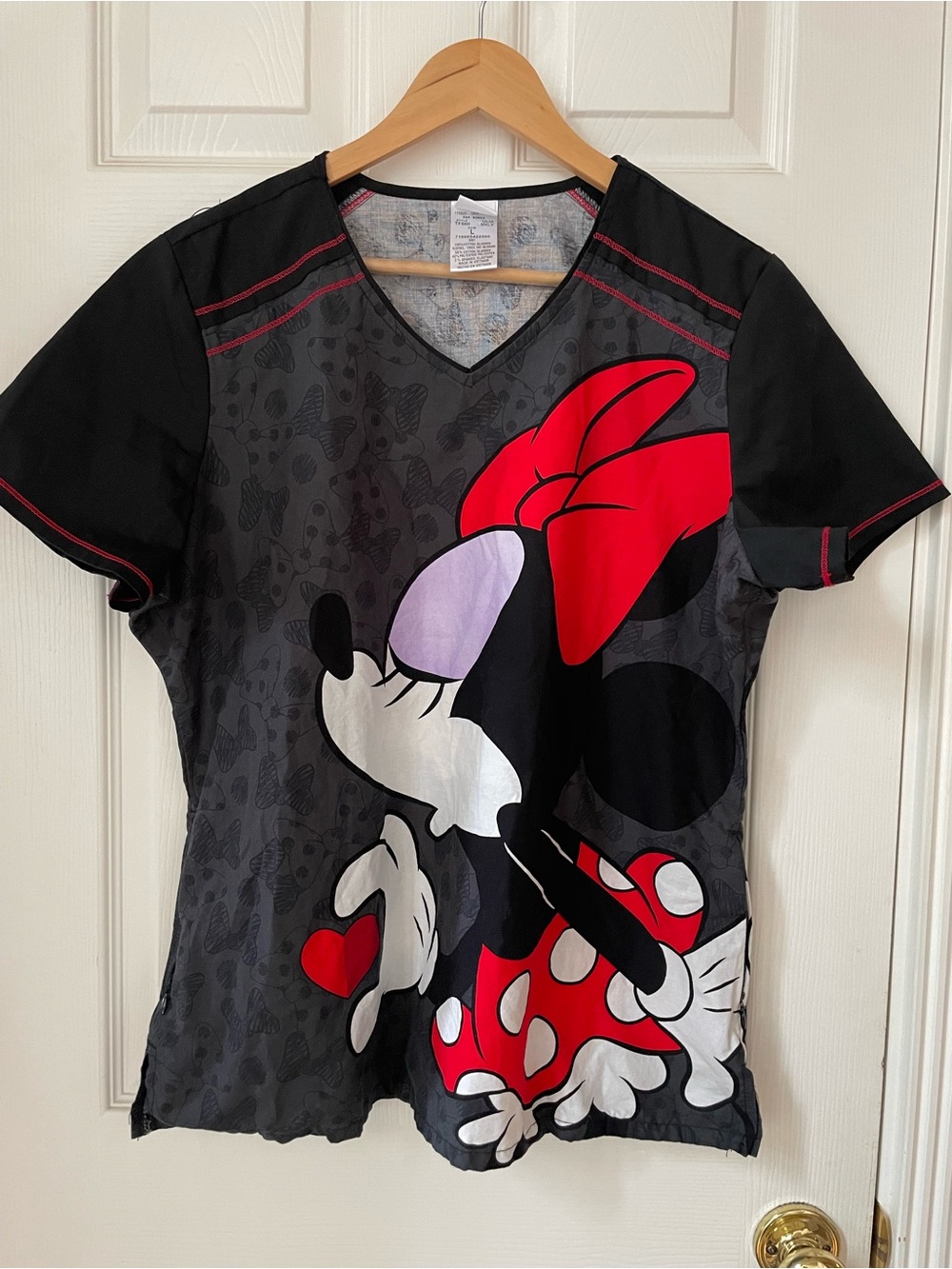 Disney Minnie & Mickey Women’s Kiss Scrub Top L